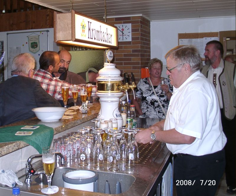 12 Paul Joseph Stahl sorgt fuer das Bier