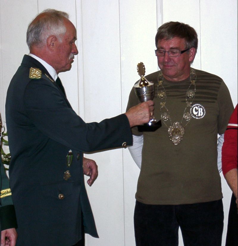 18 Altkoenig Wanderpokal fuer Gebhard Nauroth