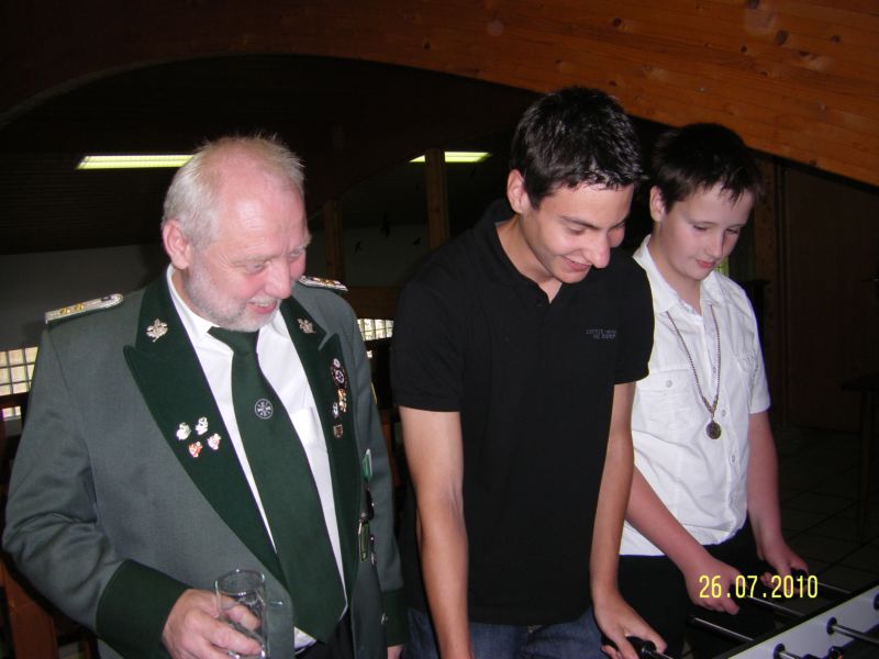 11 Jugend hat Spass beim kickern