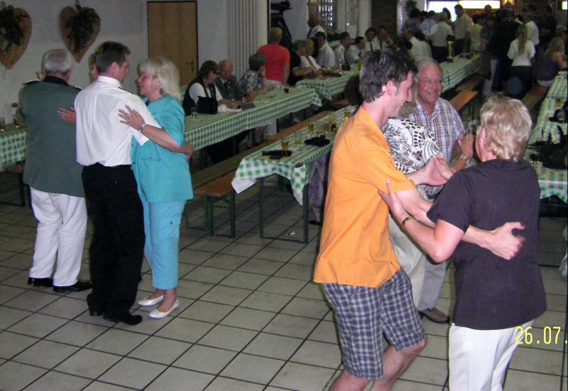 22 Am Nachmittag wurde das Tanzbein geschwungen