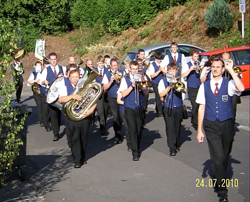 09 Musikverein Brunken begleitet den Umzug
