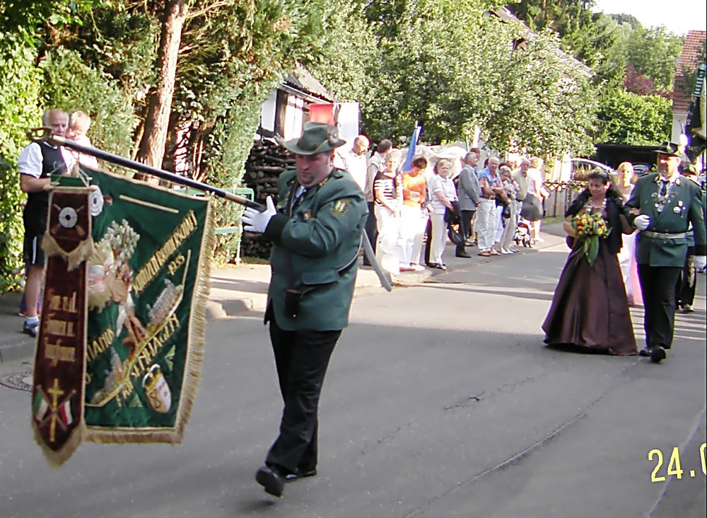 27 Vorbeimarsch der Gastvereine