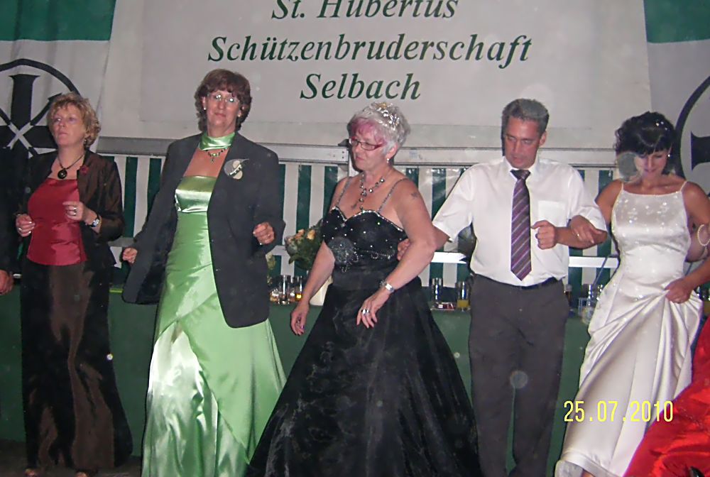 14 Der Hof feierte fleissig mit