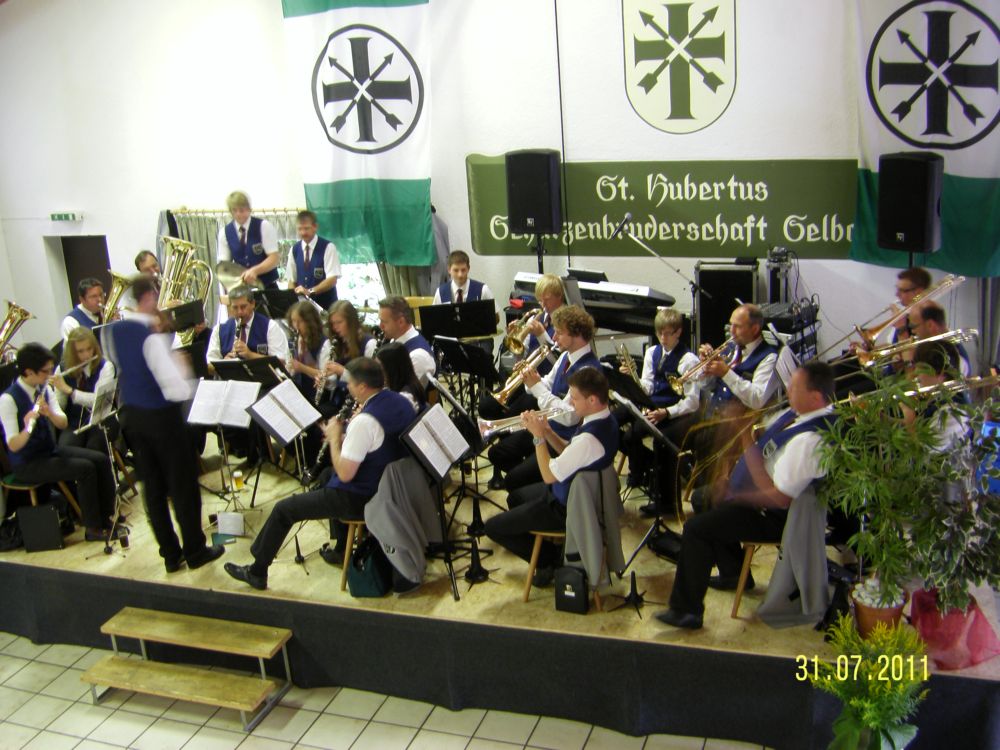 05 Brunkener Musik spielte zum Fruehschoppen