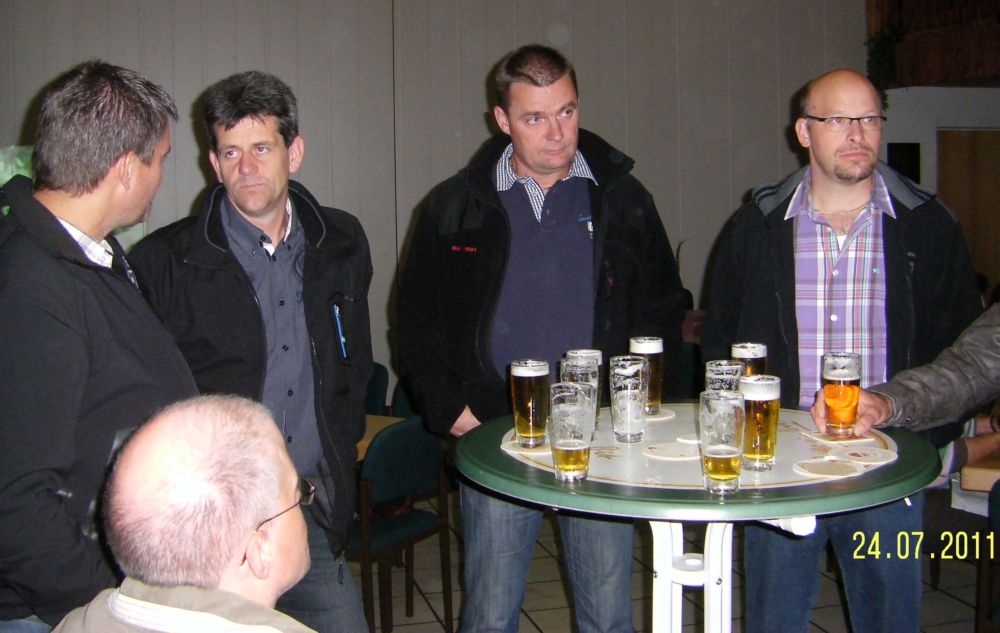 09 Bei einem Bier wurde das Vogeschiessen beobachtet