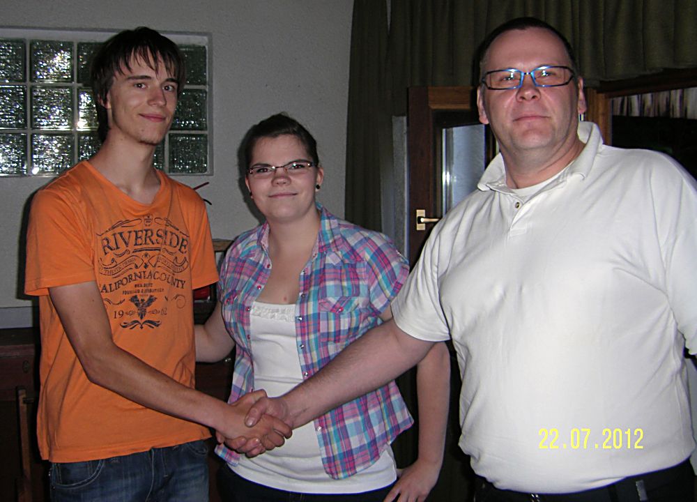 04 Gratulation dem Jungschuetzenkoenig Dennis Benterbusch