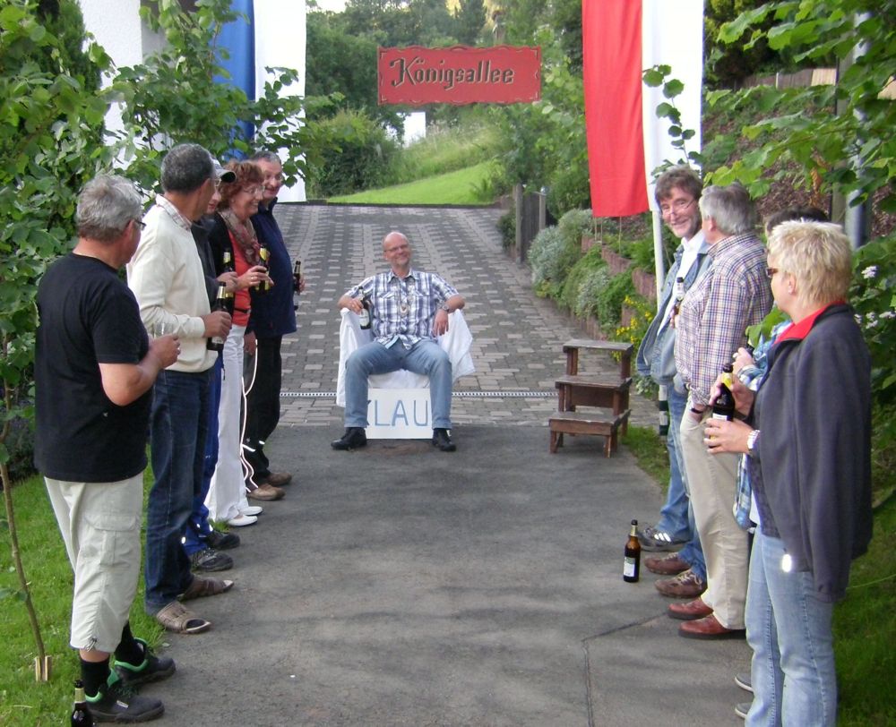 21 Koenig Klaus hat auf seinen Thron platz genommen