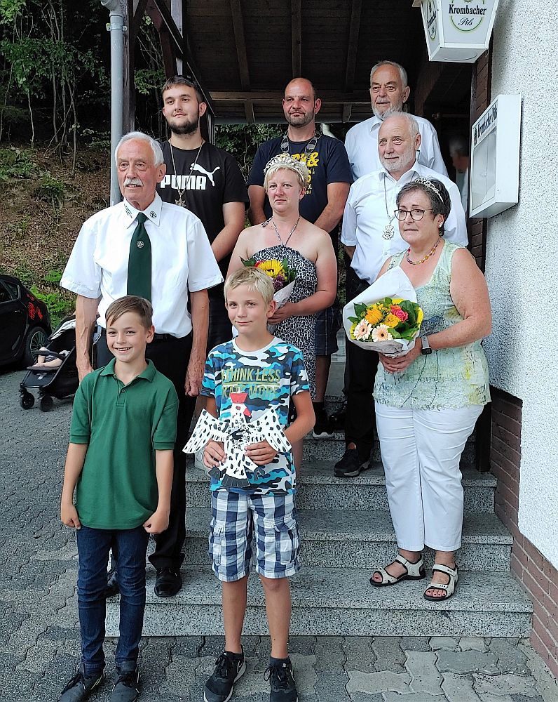 Die Majestäten des Jahres 2022 vor dem Schützenhaus